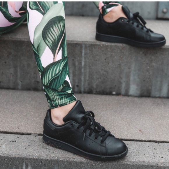 core black stan smith